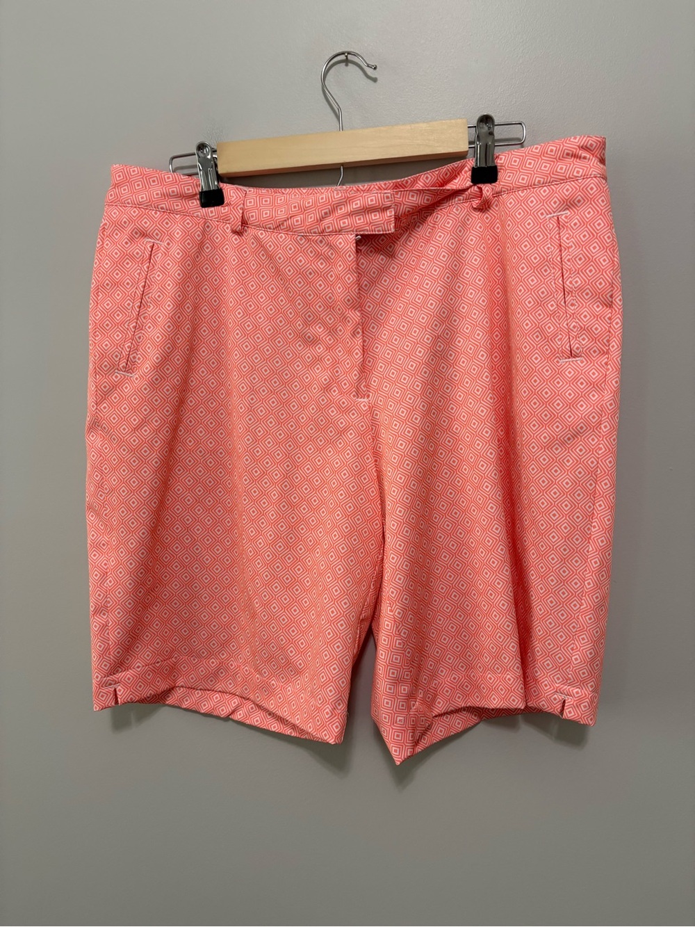 Lady Hagen Coral Patterned Tailored Athletic Golf Shorts